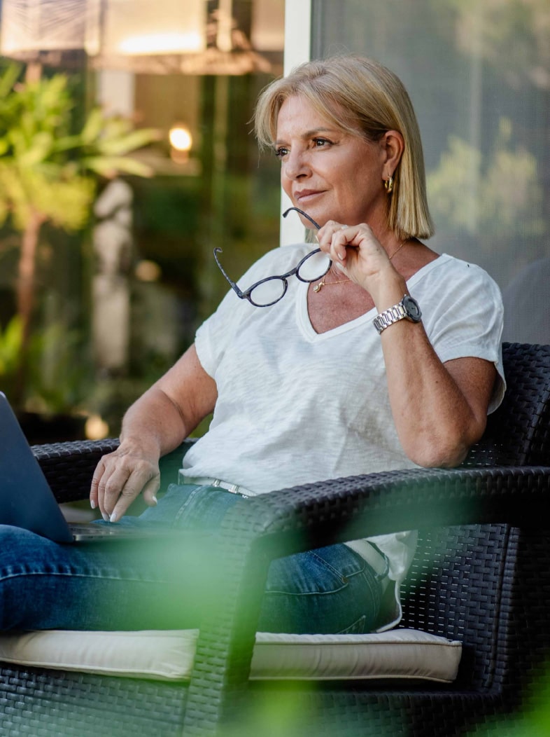 Fabiana Tombetta pensativa