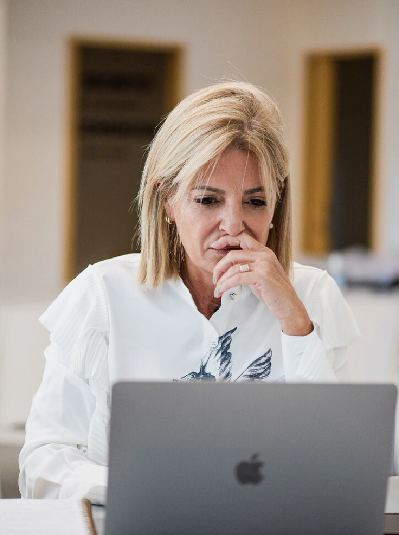 Fabiana Tombetta en su computadora