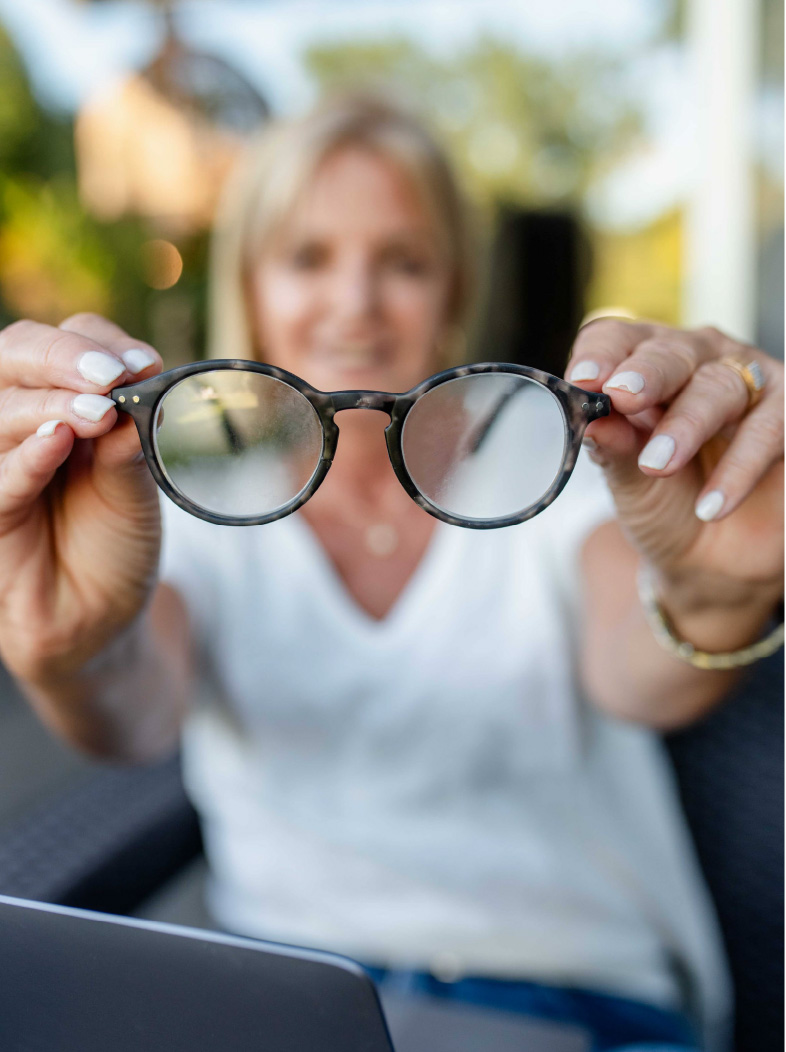 Fabiana Tombetta sosteniendo un par de anteojos